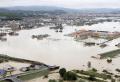 Több mint száz ember halálát okozta a japán árvíz